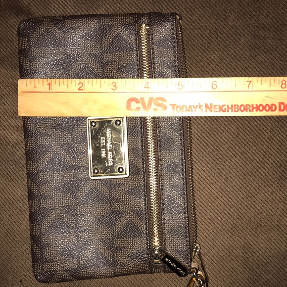 SOLD Michael Kors wrist wallet with strap - Picture 8 of 10